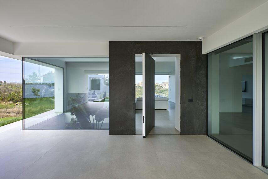 Porte à panneau pivotant en aluminium.