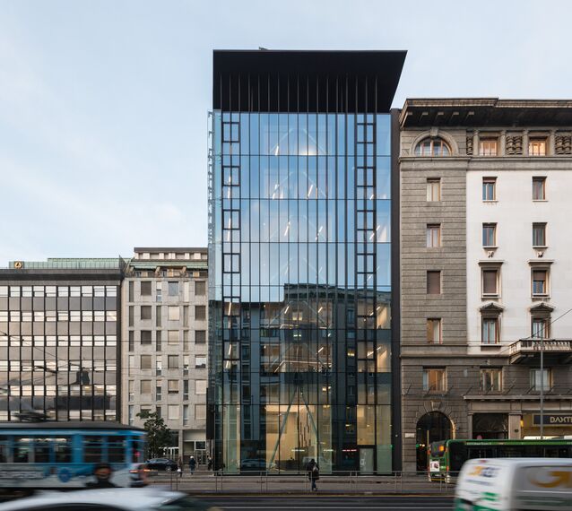 CW 60-SC Murs rideaux - Immeuble de bureaux Office building Largo Augusto Milano situé à Milan, Italie