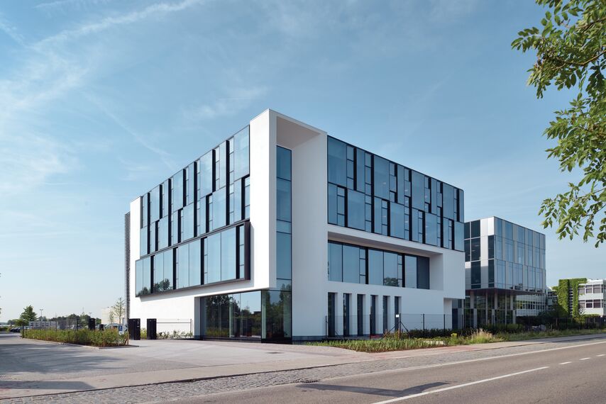 HiFinity Coulissants, BriseSoleil 100 Brise Soleil, MasterLine 8 Fenêtres, CW 60-SC Murs rideaux, CW 86 Standard Murs rideaux et CW 86-EF Murs rideaux - Immeuble de bureaux Reynaers Campus: Centre d'expériences et de technologie situé à Duffel, Belgique
