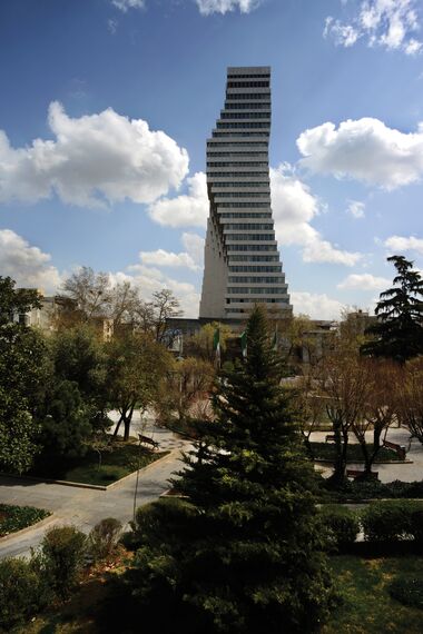 ConceptWall 60 Murs rideaux, ConceptSystem 68 Fenêtres et Ventalis Produits Périphériques - Immeuble de bureaux Jaam Tower situé à Tehran, Iran