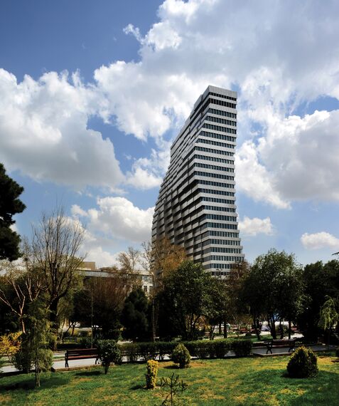 ConceptWall 60 Murs rideaux, ConceptSystem 68 Fenêtres et Ventalis Produits Périphériques - Immeuble de bureaux Jaam Tower situé à Tehran, Iran