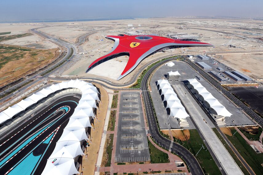 ConceptWall 86 Murs rideaux - Piste/Circuit Ferrari World Abu Dhabi situé à Abu Dhabi, Émirats arabes unis