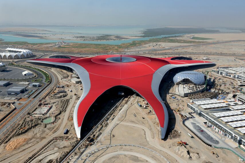 ConceptWall 86 Murs rideaux - Piste/Circuit Ferrari World Abu Dhabi situé à Abu Dhabi, Émirats arabes unis