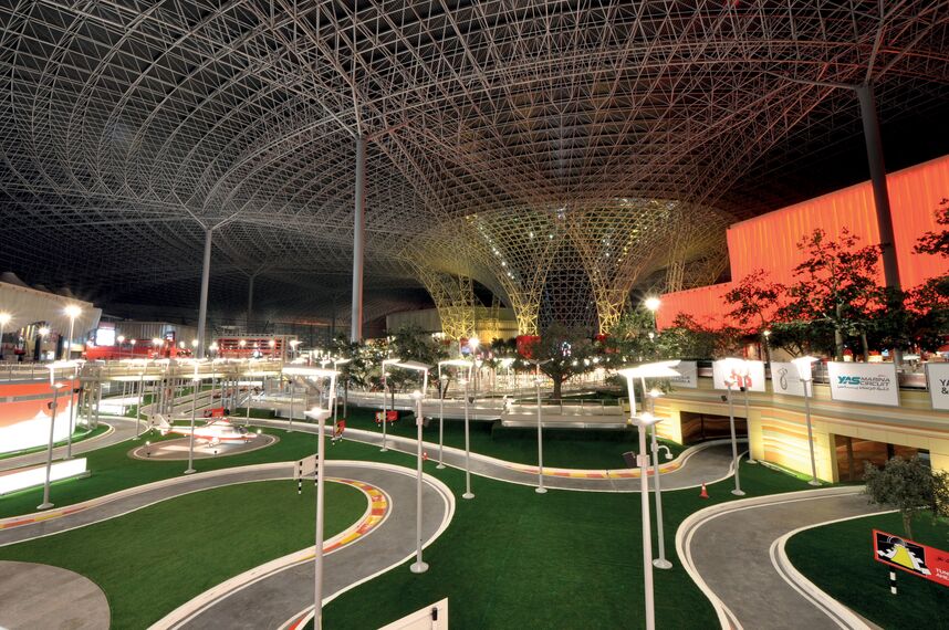 ConceptWall 86 Murs rideaux - Piste/Circuit Ferrari World Abu Dhabi situé à Abu Dhabi, Émirats arabes unis