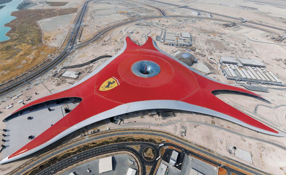 ConceptWall 86 Murs rideaux - Piste/Circuit Ferrari World Abu Dhabi situé à Abu Dhabi, Émirats arabes unis