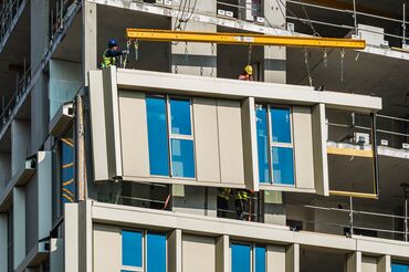 Immeuble de grande hauteur beige avec de nombreuses fenêtres au centre-ville.
