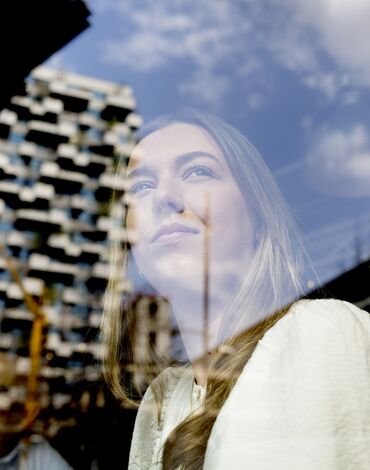 fille qui regarde par la fenêtre