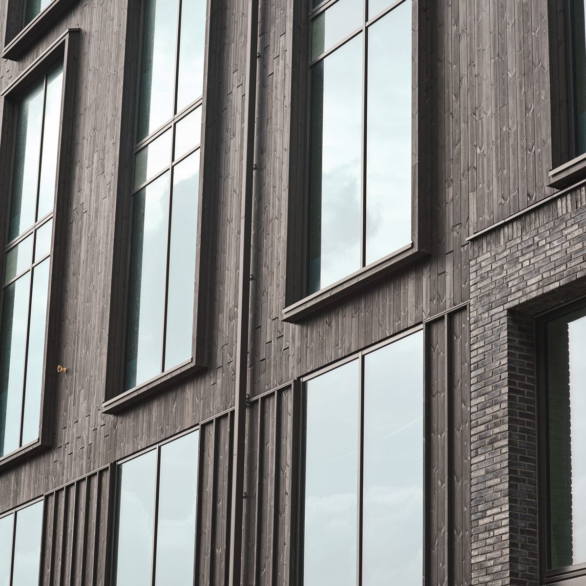 Façade en bois et aluminium, grise.