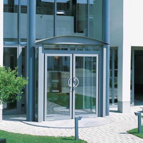 Une porte battante en aluminium.
