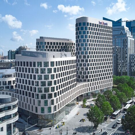 Immeuble de bureaux blanc futuriste aux courbes généreuses à Bruxelles.