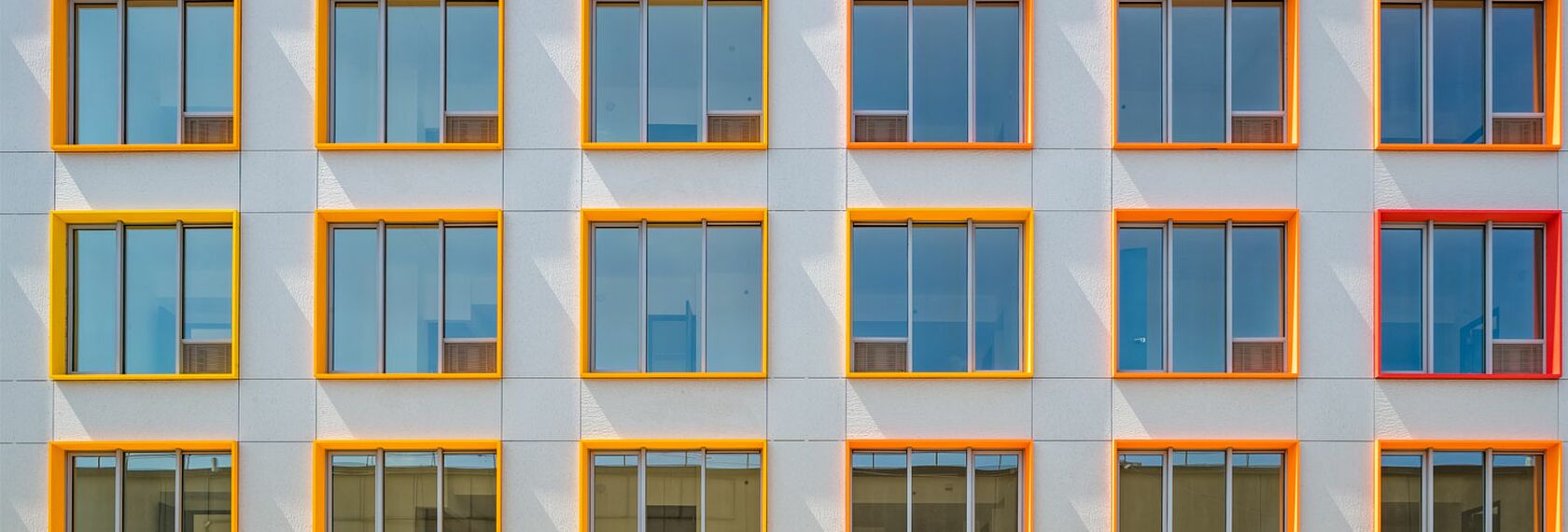 Détails des profils de fenêtres oranges, présentés dans le projet de construction RheinGold.