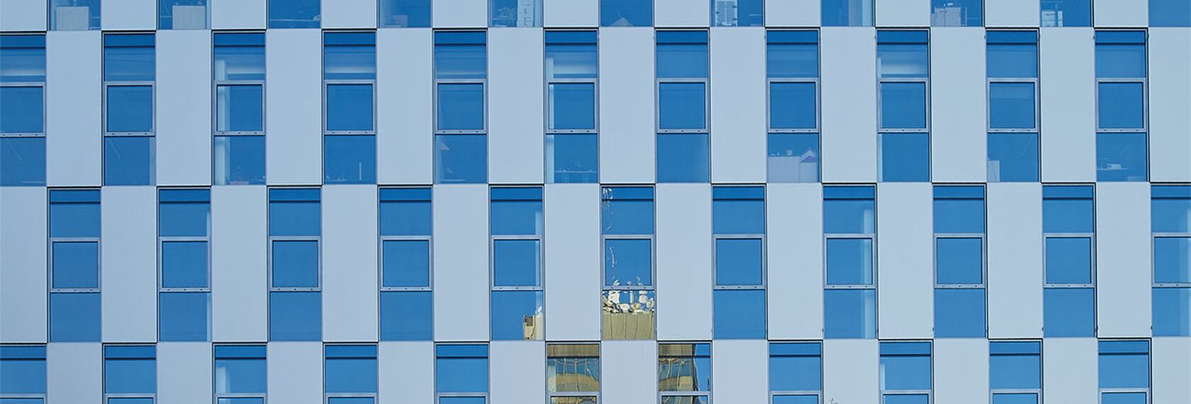 Vue extérieure détaillée de la façade de l'immeuble Crystal à Prague.