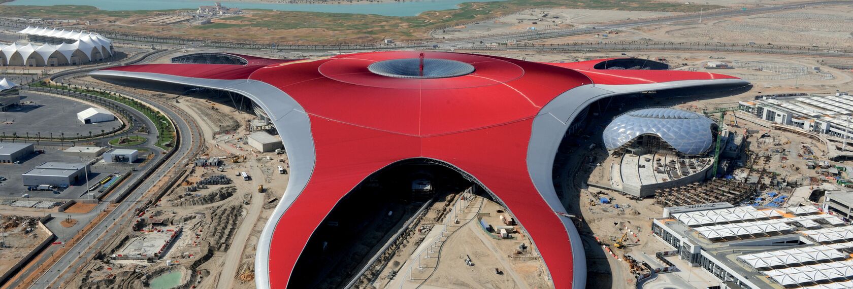 ConceptWall 86 Murs rideaux - Piste/Circuit Ferrari World Abu Dhabi situé à Abu Dhabi, Émirats arabes unis