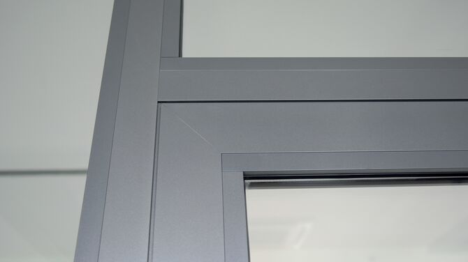 Détail d'une porte affleurante grise.