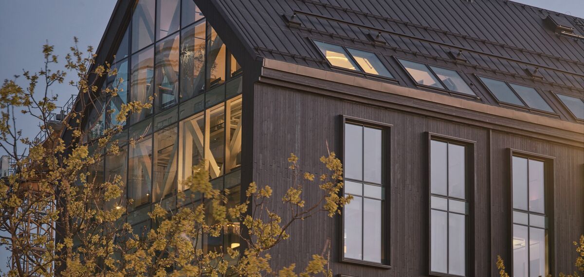 Bâtiment Habitat 7 en Suède, avec une façade en arbre et en bois.