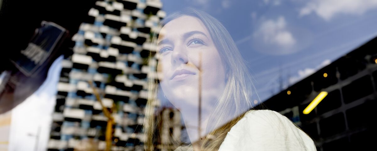 fille qui regarde par la fenêtre