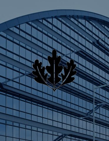 Logo LEED devant un immeuble de bureaux moderne.