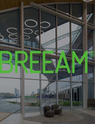 Logo BREEAM devant un centre de distribution moderne.