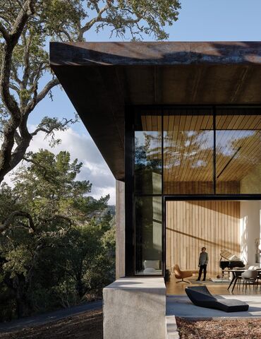 Villa moderne en béton dans la forêt.