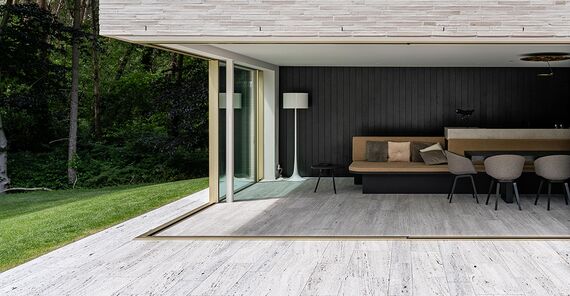 Janela de correr HiFinity com solução de canto aberto, apresentado numa casa privada belga contemporânea.